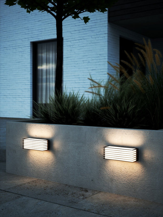 Fluctus 28 black linned wall light